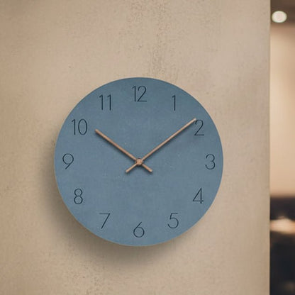 Minimalistische Wandklok met Stil Uurwerk en Walnotenhouten Wijzers
