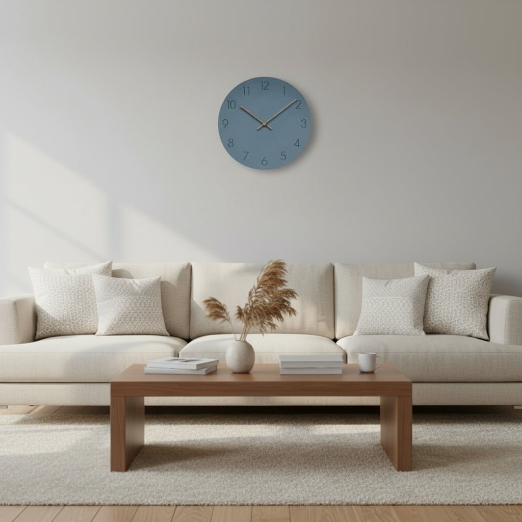 Minimalistische Wandklok met Stil Uurwerk en Walnotenhouten Wijzers