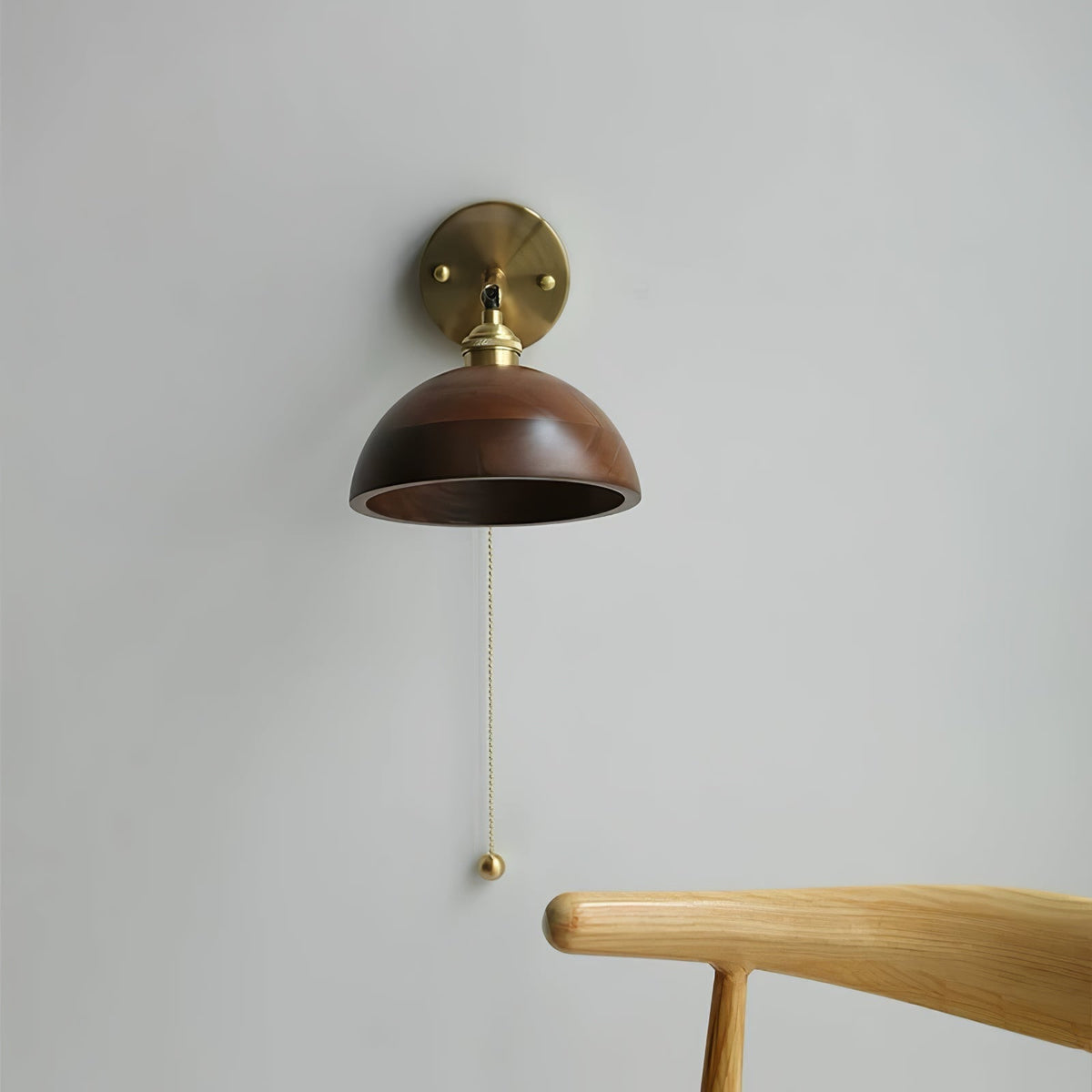 Vintage Wandlamp Met Houten Kap En Trekschakelaar