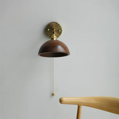 Vintage Wandlamp Met Houten Kap En Trekschakelaar