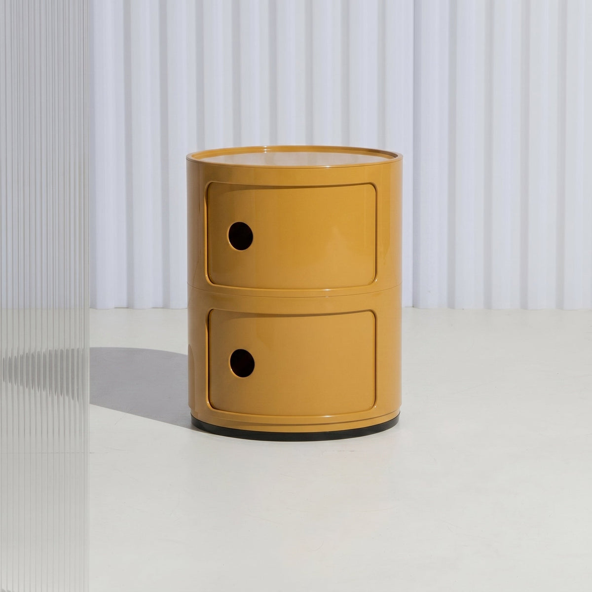 Ronde Kast Met Draaiende Deurtjes En Compact Ontwerp Voor Praktische Opbergruimte
